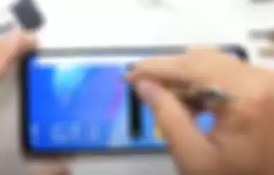 Ujicoba ketahanan layar Nubia RedMagic 6 menggunakan obeng oleh YouTuber JerryRigEverything