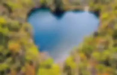 Danau Toyoni, sebuah danau unik nan indah yang terbentuk secara alami menyerupai simbol hati.