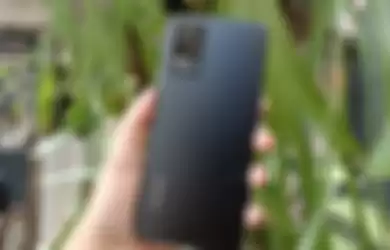 Perangkat vivo V21 dengan warna Roman Black