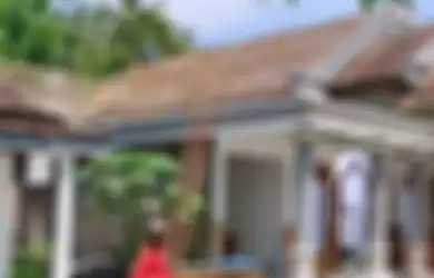 Sebuah Atap Rumah di Desa Carangrejo, Kecamatan Sampung, Ponorogo dibongkar, Rabu (23/6/2021). Pembogkaran itu dilakukan karena suami tak terima tiba-tiba digugat cerai istri. 