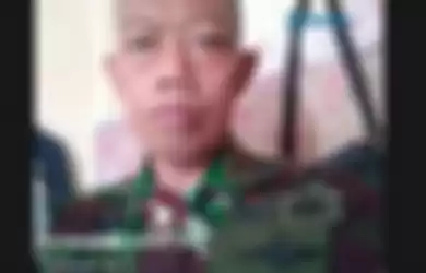 Mantan buruh asal Lampung, Hadi Susilo Purwanto diamankan karena berpura-pura menjadi anggota prajurt TNI lengkap dengan atritbut dan seragam ketika mengunjungi keluarga istrinya di Kecamatan Gemolong, Kabupaten Sragen, Jawa Tengah, Rabu (23/6/2021). 