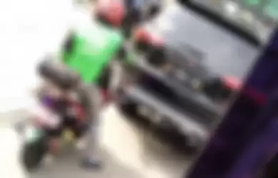Foto dan Video yang menunjukkan seorang pengemudi Pajero menganiaya sopir truk kontainer di Jakarta Utara viral.