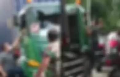 Foto dan Video yang menunjukkan seorang pengemudi Pajero menganiaya sopir truk kontainer di Jakarta Utara viral.