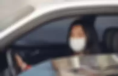 Dalam mobil wajib pakai masker