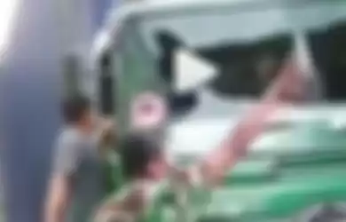 Viral video pengendara mobil Pajero aniaya sopir truk di medsos.