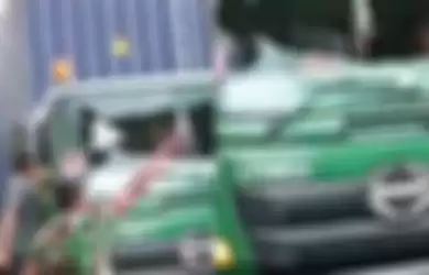 Viral video pengendara mobil Pajero aniaya sopir truk di medsos.