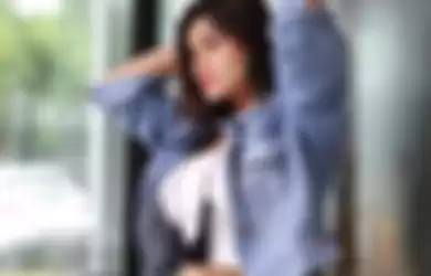 Nora Alexandra mengunggah foto-foto lawasnya sebelum melakukan oplas payudara. Netizen malah salfok ke wajahnya.