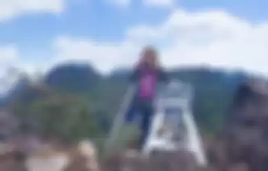 Perempuan Pendaki dengan satu kaki.