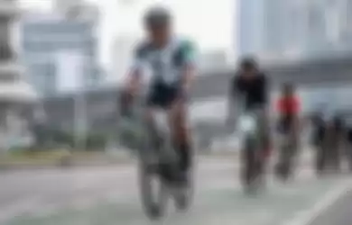 Ilustrasi bersepeda di Jalan Sudirman, Jakarta. Gubernur DKI Jakarta Anies Baswedan meminta warga Ibu Kota tak lagi berolahraga di tempat umum.
