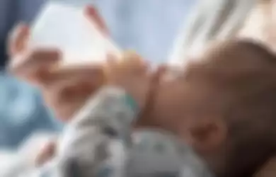 Ilustrasi seorang bayi meminum susu 