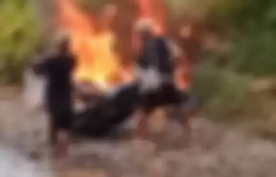 Warga Suku Baduy membakar motor yang terjaring razia