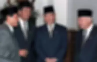 Harmoko (kiri) yang pernah menjadi Menteri Penerangan adalah salah satu tangan kanan Soeharto. Saat reformasi 1998, Harmoko dicap munafik oleh Soeharto. 