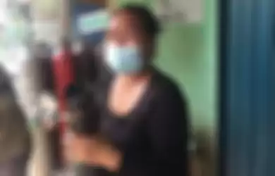 Nurdini menangis saat mengantre isi ulang tabung oksigen di depot pengisian oksigen CV Rintis Usaha Bersama (RUB) di Jalan Minangkabau, Setiabudi, Jakarta Selatan, Minggu (4/7/2021).
