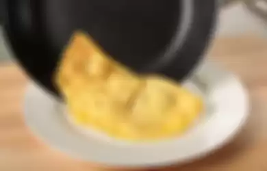 Cara membuat telur dadar yang enak.