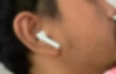 OPPO Enco Air dengan desains emi-in-ear cukup nayman untuk dipakai di telinga