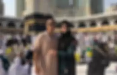 Nia Ramadhani dan Ardi Bakrie saat beribadah di Masjidil Haram, Makkah, Arab Saudi. Nia Ramadhani ternyata pernah ditangkap di Selandia Baru.