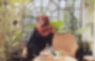 Foto Nadia Christina memakai hijab. Ia menunjukkan wajah dan tubuhnya lebam, yang disebutnya karena ulah Alfath Fathier