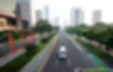 Suasana Jalan Jend. Sudirman, Jakarta Pusat yang lengang saat PPKM Darurat mulai diberlakukan.  ⁣ 1-2) 