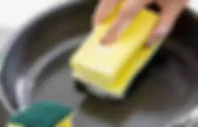 Bagian spons warna kuning bukan untuk membersihkan tapi untuk hasilkan busa. 