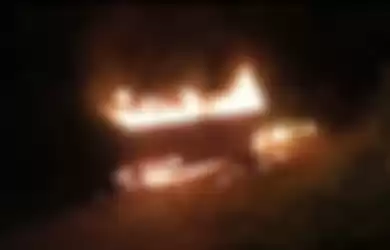 Peti jenazah pasien Covid-19 yang dibakar warga