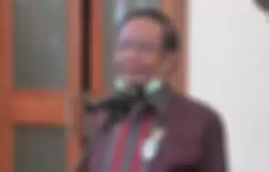 Menteri Koordinator Politik, Hukum dan Keamanan (Menkopolhukam) Mahfud MD saat menemui wartawan usai rapat di Gedhong Pracimasono, kompleks Kepatihan, Senin (15/06/2020).