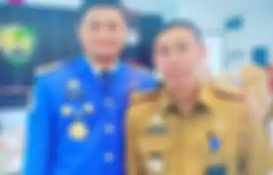 Oknum Satpol PP yang memukul wanita hamil, Mardani Hamdan, saat berfoto bersama Bupati Gowa, Adnan Purichta Ichsan.