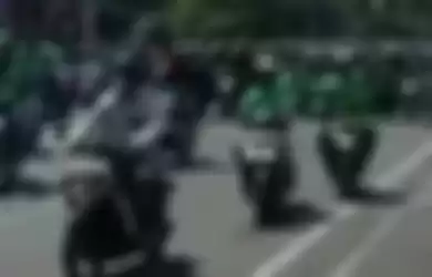 Tangkapan layar video ratusan driver ojol di Bandung protes kebijakan PPKM.