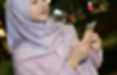 Foto Tania Ayu pakai hijab jadi sorotan. Nama model Tania Ayu terseret dalam kabar prostitusi online artis berinisial TA dengan tarif Rp 30 juta. 