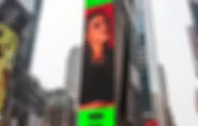 Wajah Raisa yang terpampang pada billboard Spotify di Times Square New York, AS pada Kamis (22/7/2021).