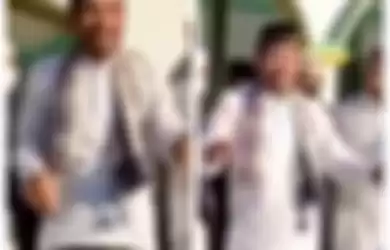 Viral pria ini sebut Covid-19 cuma ada di rumah sakit hingga serukan umat Islam jangan mau dilarang solat.