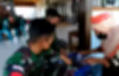 Foto momen anggota TNI memborong dagangan kue nenek ini. Sang nenek langsung tempelkan uang yang diterimanya di kening.