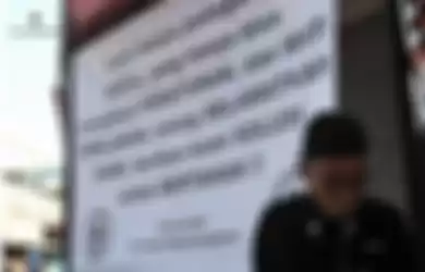 Pedagang di Bandung, Jawa Barat mengibarkan bendera putih tanda menyerah sekaligus protes perpanjangan PPKM.