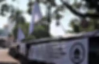 Pedagang di Bandung, Jawa Barat mengibarkan bendera putih tanda menyerah sekaligus protes perpanjangan PPKM.