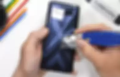 Ujicoba ketahanan bodi Xiaomi Black Shark 4 menggunakan cutter oleh YouTuber JerryRigEverything