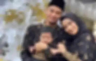 Rizki DA, Nadya Mustika beserta sang anak