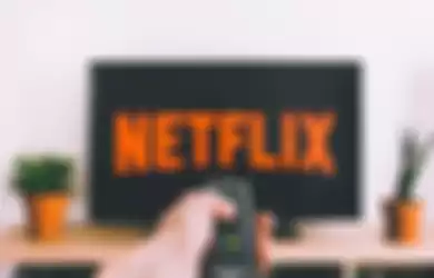 Ilustrasi menonton film Netflix di smartTV