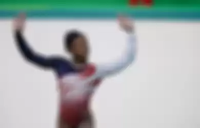 Simone Biles yang mengundurkan diri dari Olimpiade Tokyo karena nggak sanggup menahan kerinduan terhadap orangtuanya.