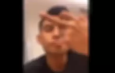 Niko Al Hakim mengacungkan jari tengah di akhir video ciumannya dengan Zara