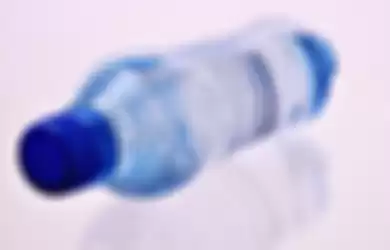 Bahaya minum dari botol plastik.