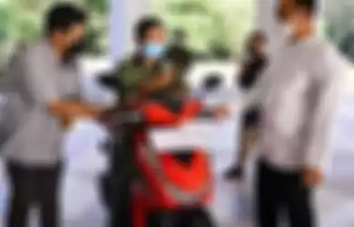 Kakek Safaruddin yang rela bersepeda 15 kilometer demi divaksin viral juga mendapat motor dari pejabat sementara Gubernur Sulawesi Selatan.