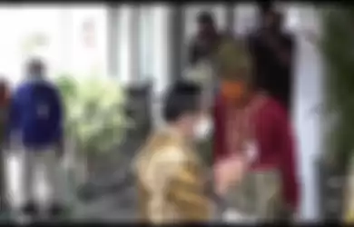 Tito Karnavian kecele lantaran penampilan Ganjar Pranowo saat menyambut kedatangan dirinya di Kabupaten Kendal, Jawa Tengah. 