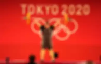 Lifter putri Indonesia, Nurul Akmal, berhasil mengangkat beban dengan sempurna pada Olimpiade Tokyo 2020 di Tokyo International Forum, Senin (2/8/2021). 