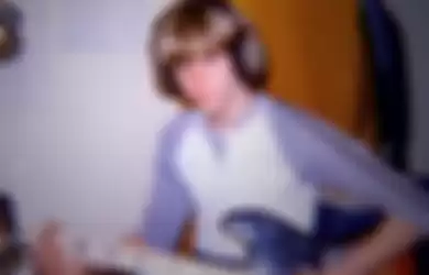Kurt Cobain saat kecil, di rumahnya.