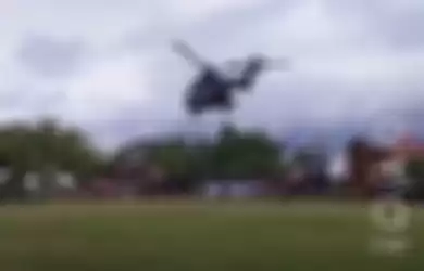 Sebuah helikopter mendarat di dekat acara pernikahan terekam kamera foto. Video ini membuat netizen ngakak. 