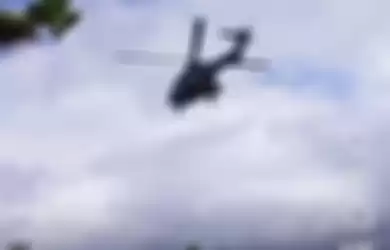 Sebuah helikopter mendarat di dekat acara pernikahan terekam kamera foto. Video ini membuat netizen ngakak. 