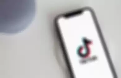 Ilustrasi TikTok di smartphone iPhone