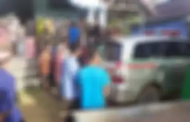 Sejumlah warga dan kerabat korban pembunuhan berkumpul saat jenazah Sugiyono dan cucunya tiba di rumah duka di Desa Solam Raya. 