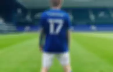Ed Sheeran mengenakan jersey Ipswich Town nomor punggung 17.
