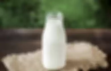 ilustrasi susu, sebaiknya jangan simpan susu di pintu kulkas ya
