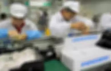 Ilustrasi perakitan iPhone di pabrik Foxconn